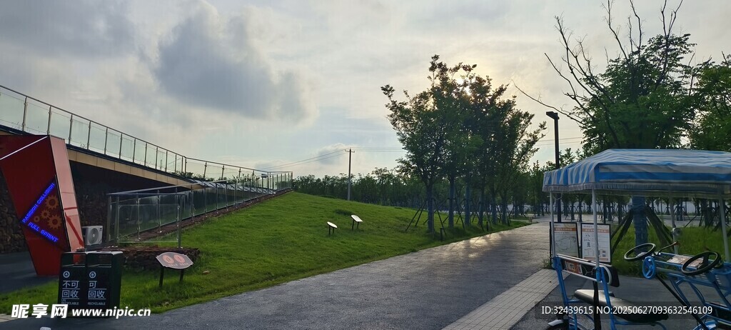 戶外運(yùn)動(dòng)場風(fēng)景