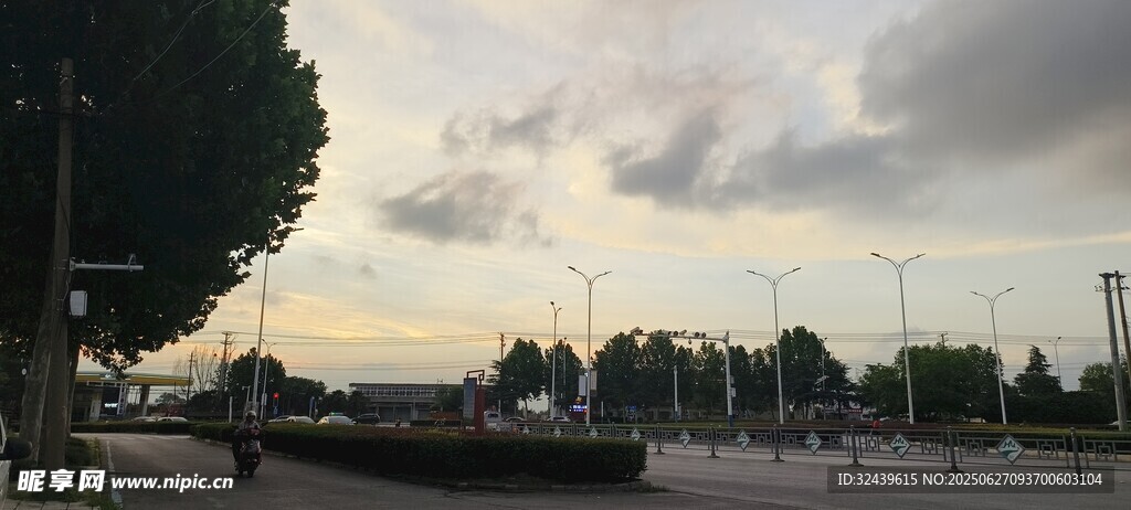 黃昏下的開(kāi)闊風(fēng)景