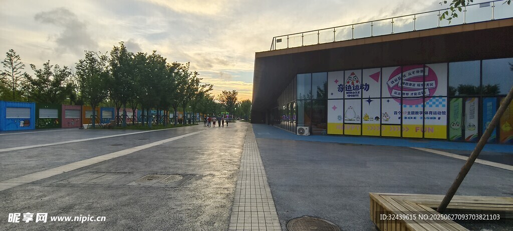 城市街道旁的現(xiàn)代建筑