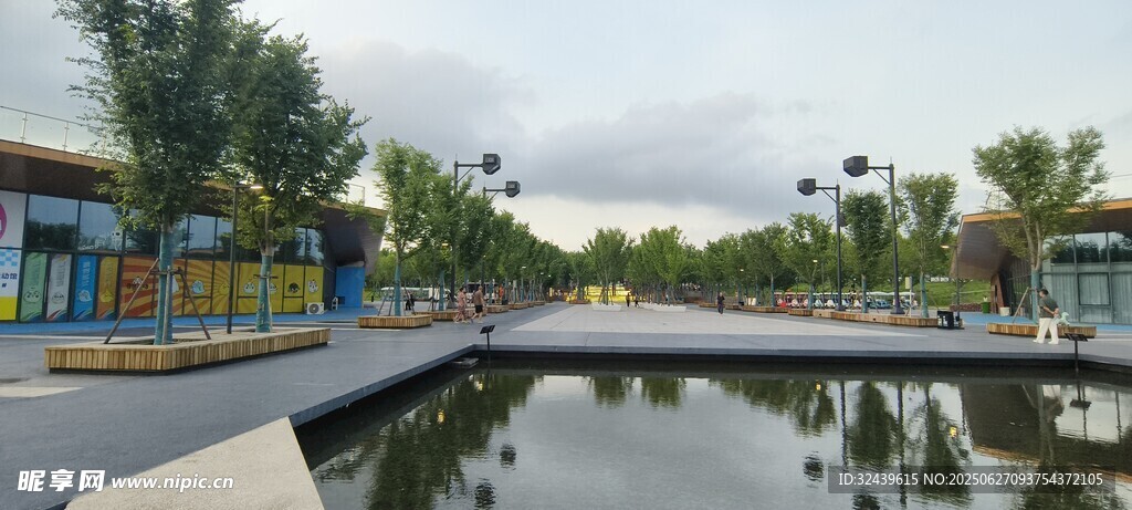 寧靜水邊建筑景觀