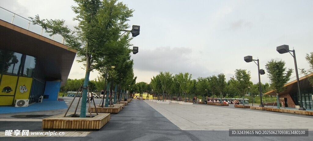街道旁的多彩建筑與綠樹