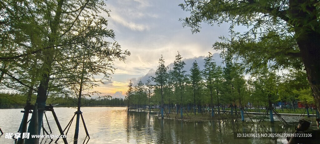 湖畔黃昏美景