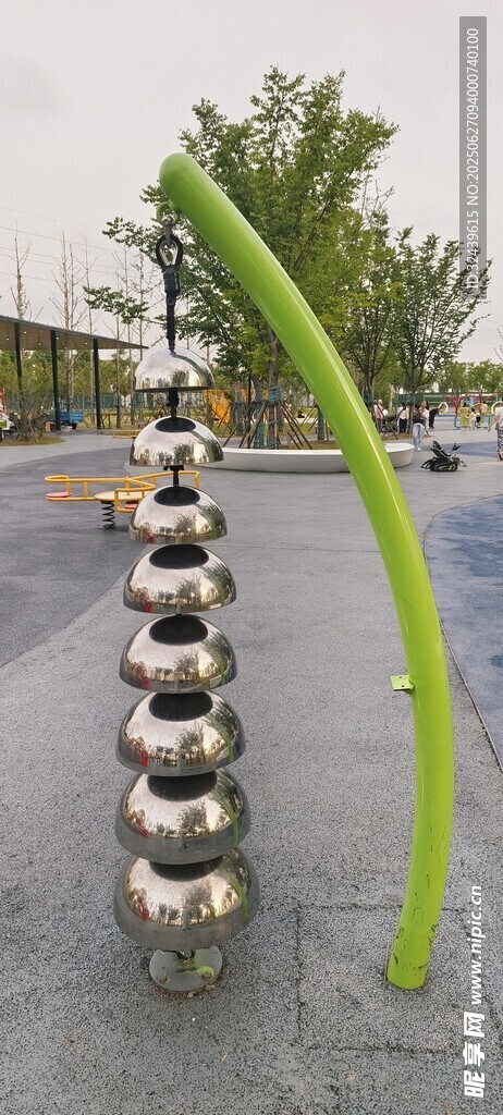 金屬球形雕塑與綠植景觀