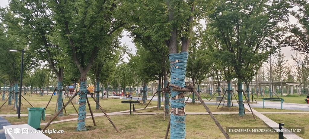 戶外公園健身器材場景