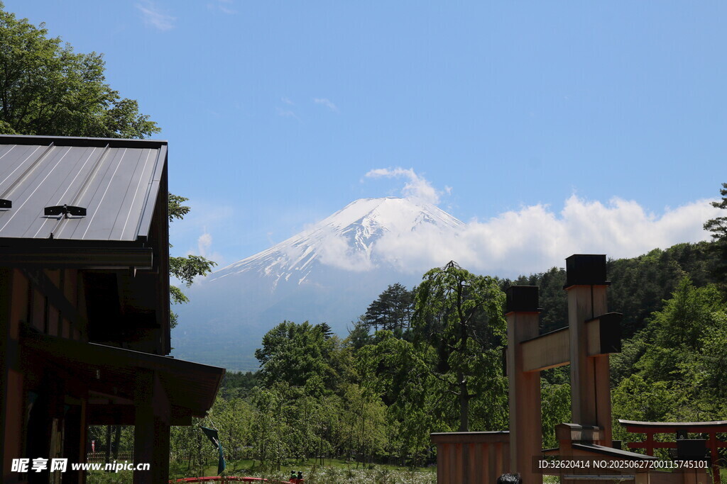 山間木屋與遠(yuǎn)處雪山美景