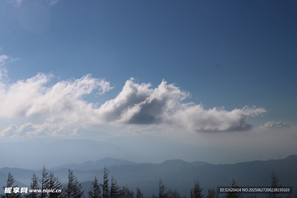 藍天白云下的山巒美景