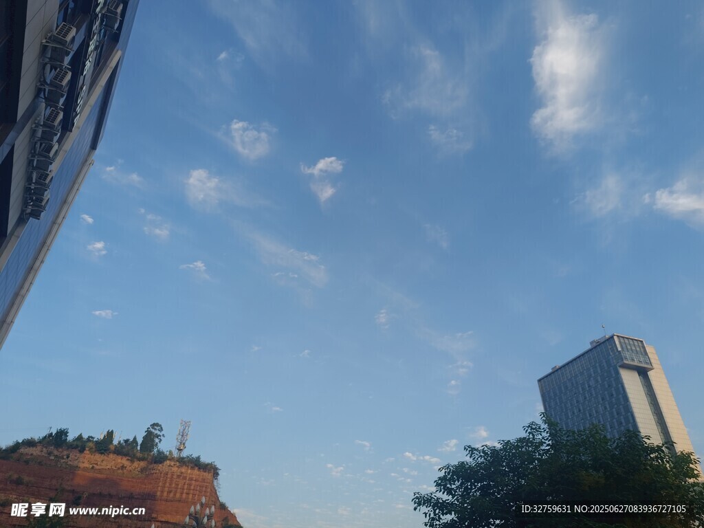 城市天際線與藍天白云