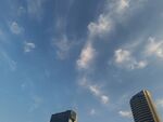 城市天際線與藍天白云