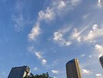 城市天際線與藍天白云