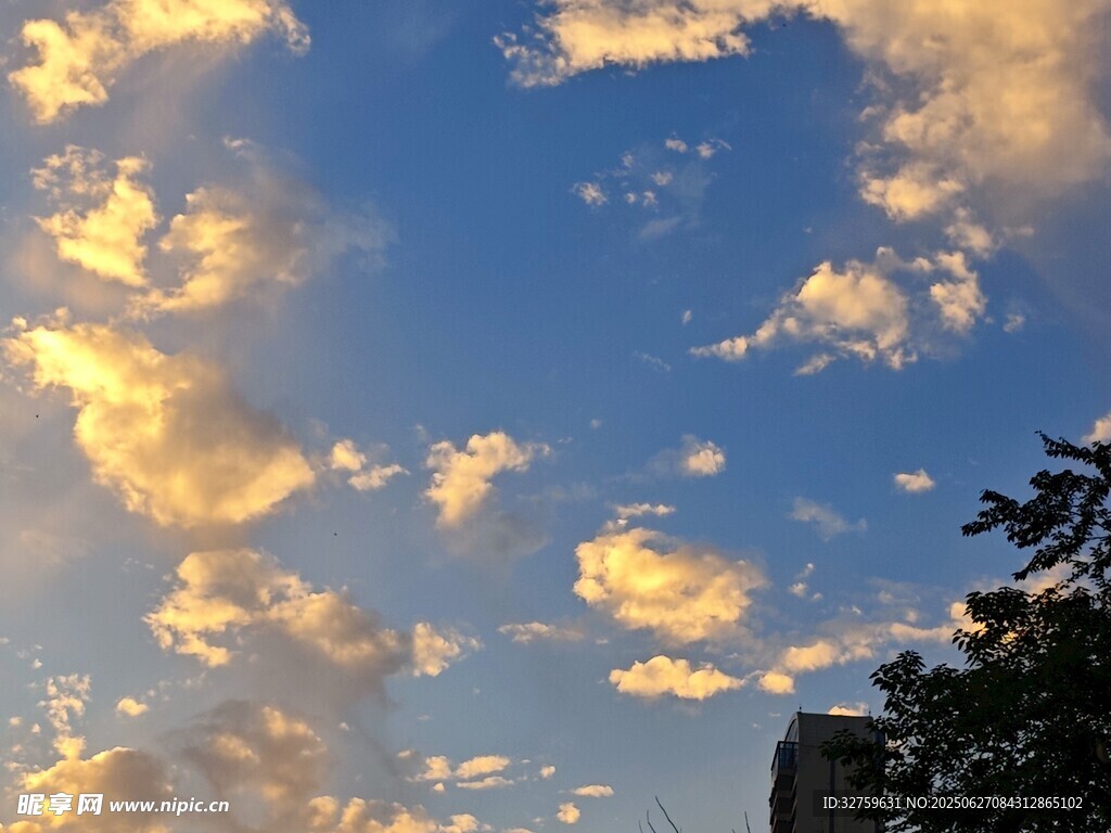 夕陽下的城市天空美景