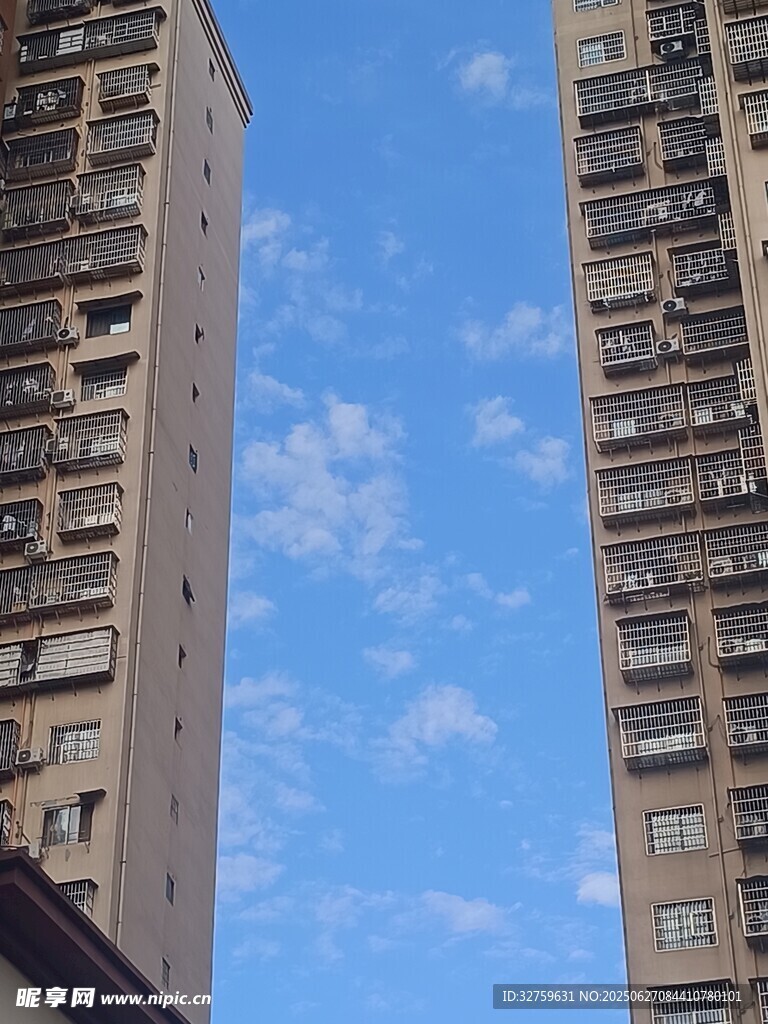 藍天白云下的高層住宅樓