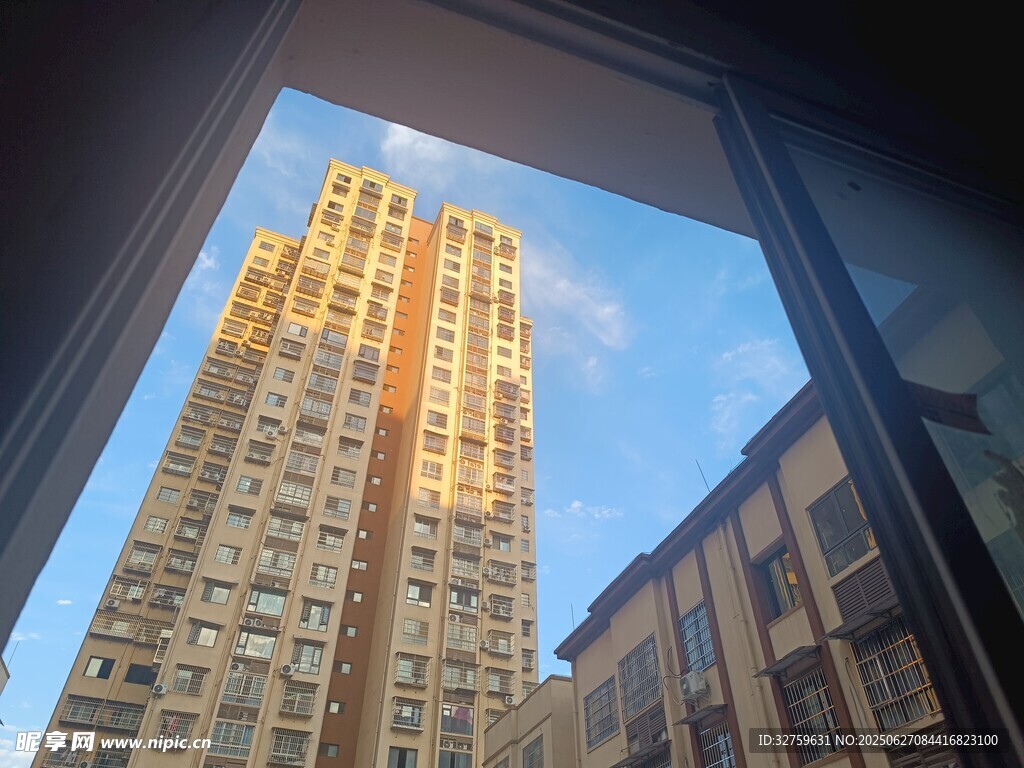 窗外高樓景致