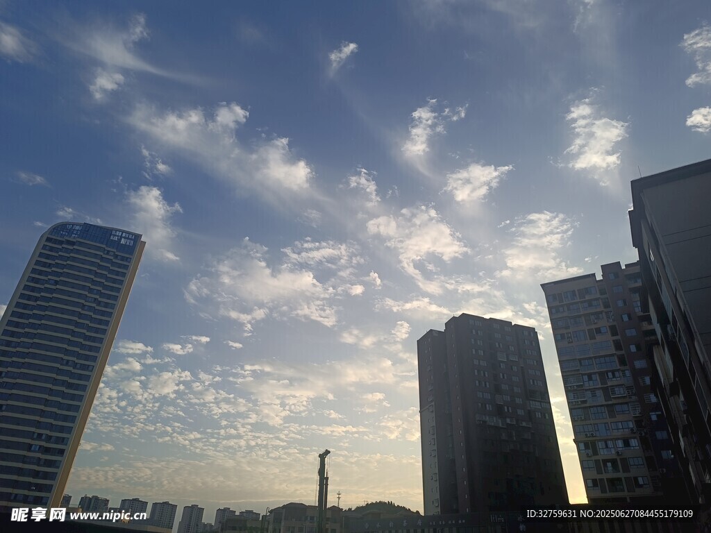 城市天際線與藍天白云