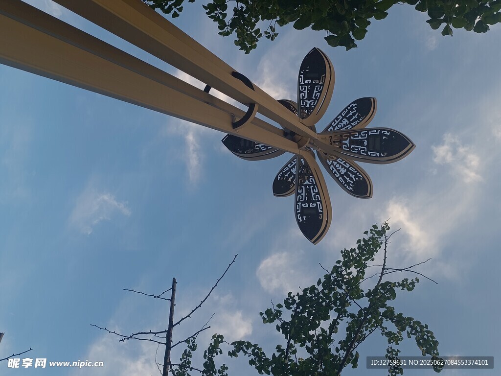 仰望天空中的獨特雕塑
