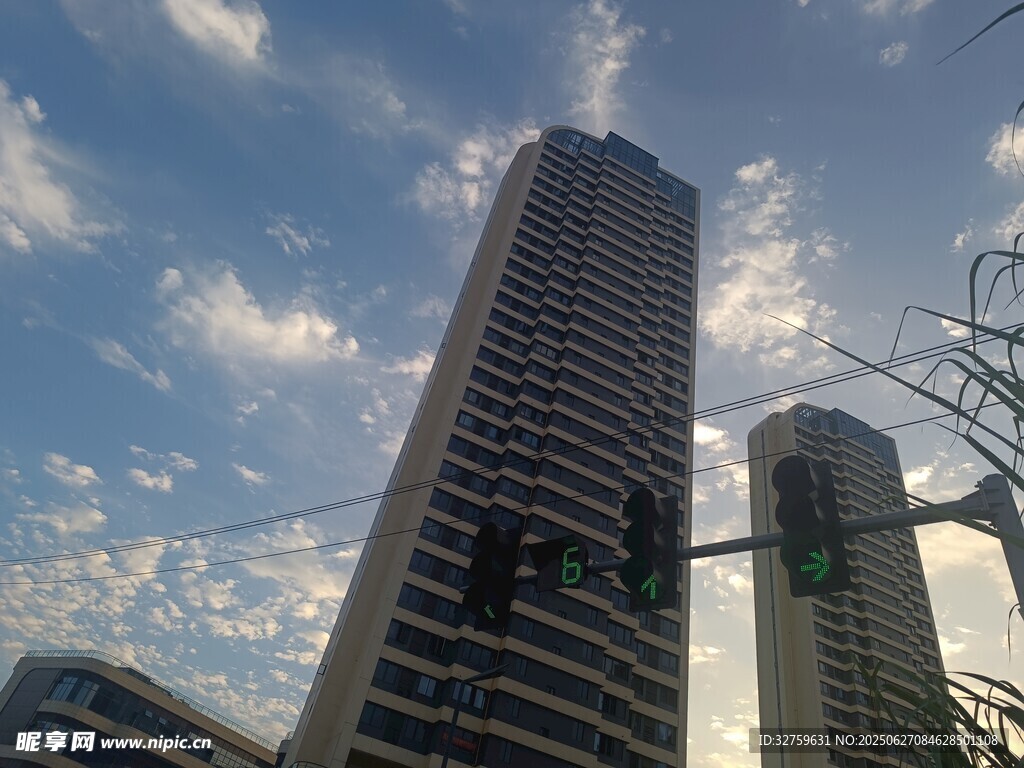 城市高樓與藍天白云景觀