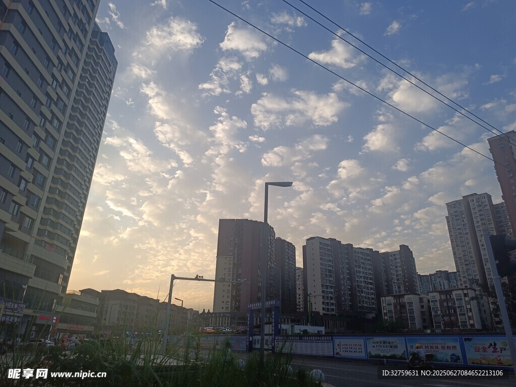 城市天際線與絢麗天空