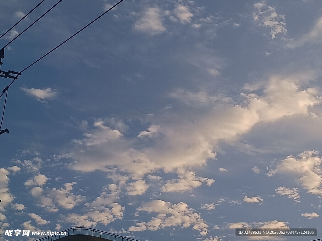 藍天飄著輕柔云朵