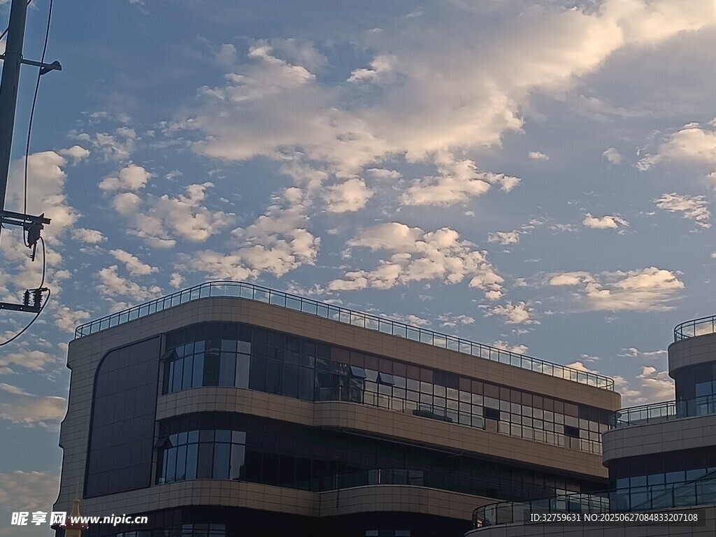 夕陽(yáng)下的現(xiàn)代建筑與云朵