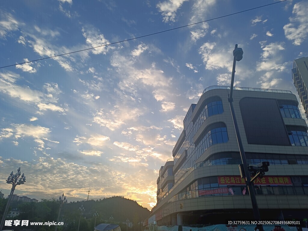 城市黃昏下的建筑與天空