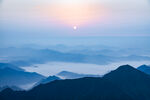 日出群山間壯麗美景