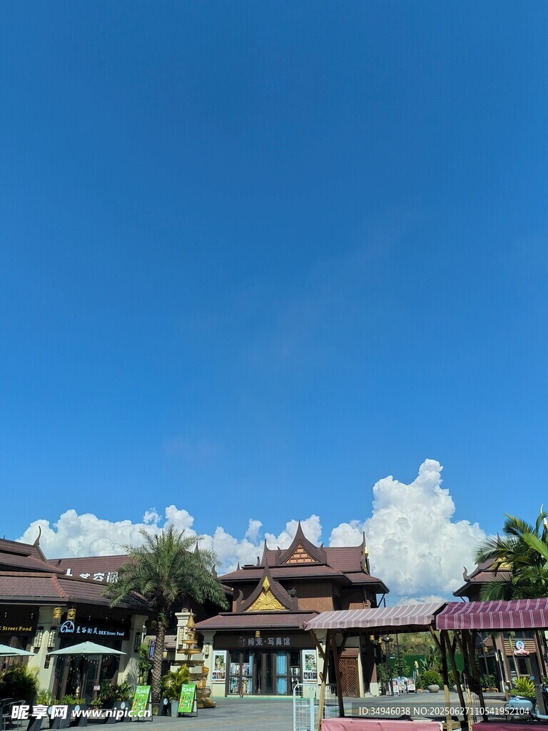 傳統(tǒng)建筑映襯藍(lán)天美景