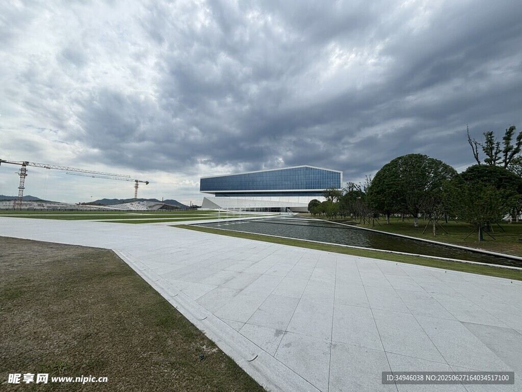 戶外寬闊場(chǎng)地與陰沉天空
