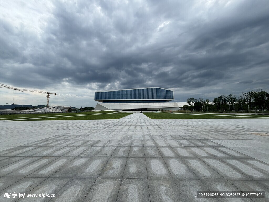 烏云下的空曠場地與建筑
