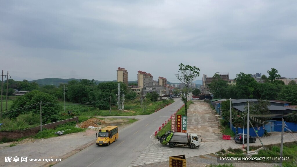 鄉(xiāng)村道路施工場景