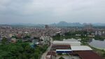 俯瞰城鎮(zhèn)與遠(yuǎn)山景色