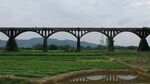 田野上的古老鐵路橋
