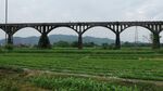 田野上的高架橋