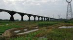 田野上的拱形高架橋