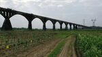 田野上的拱形鐵路高架橋