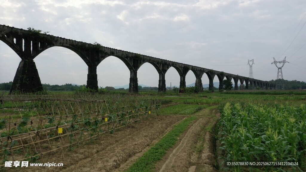 田野上的拱形高架橋