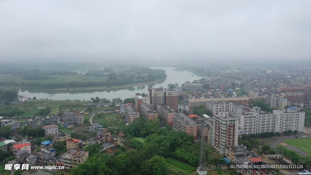 霧中城市與河流景觀