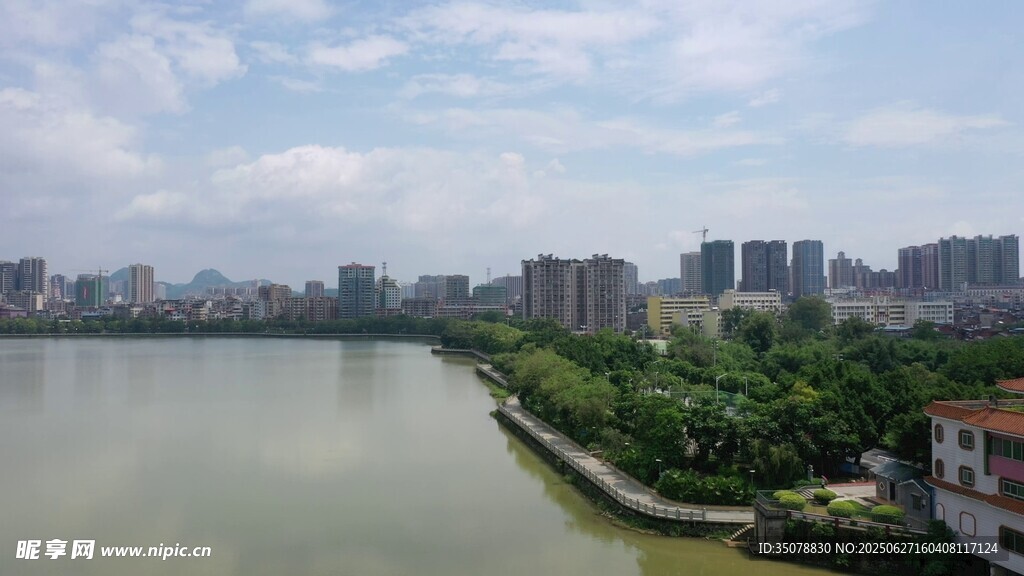 河畔城市風光