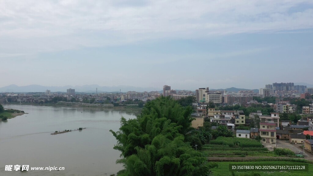 江邊城市風(fēng)光遠(yuǎn)眺