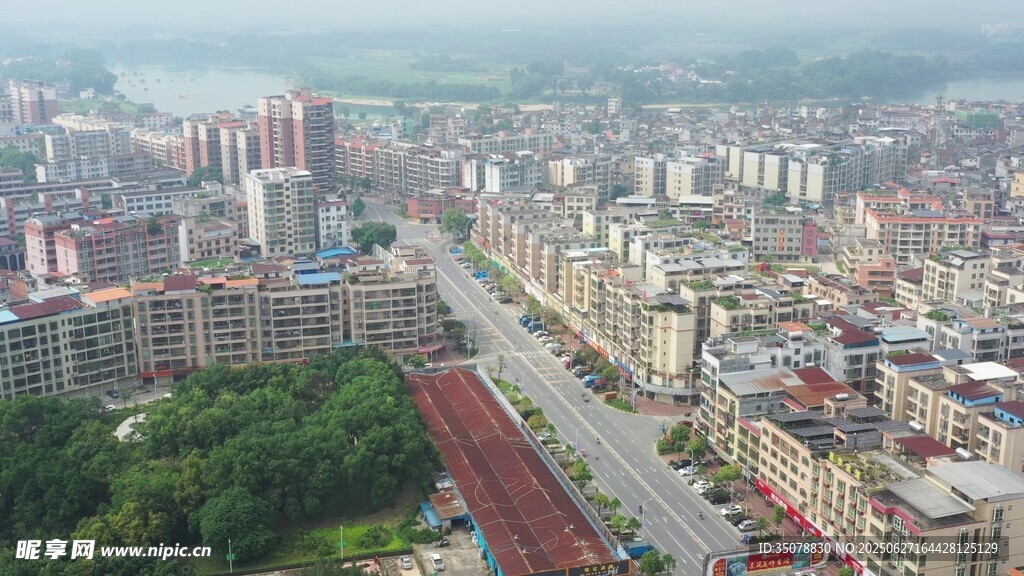 城市俯瞰高樓與道路景觀