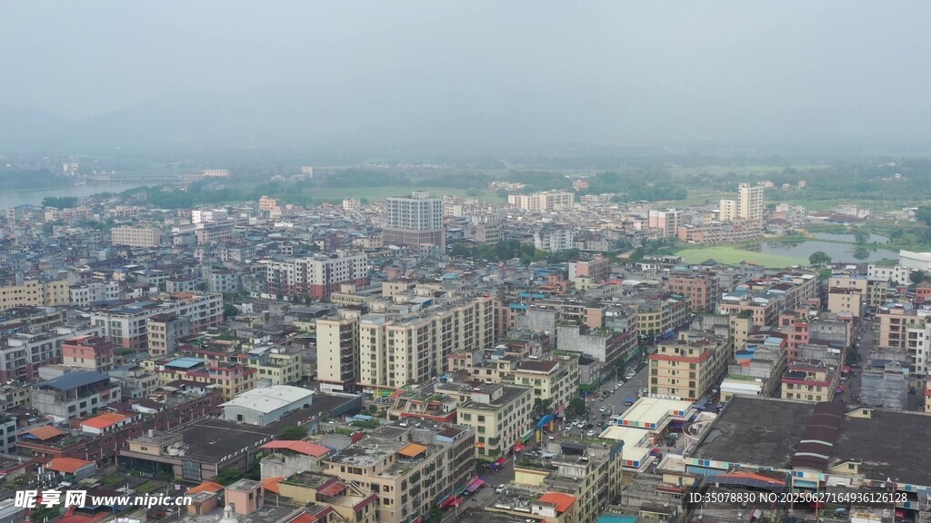 俯瞰城市建筑群景觀