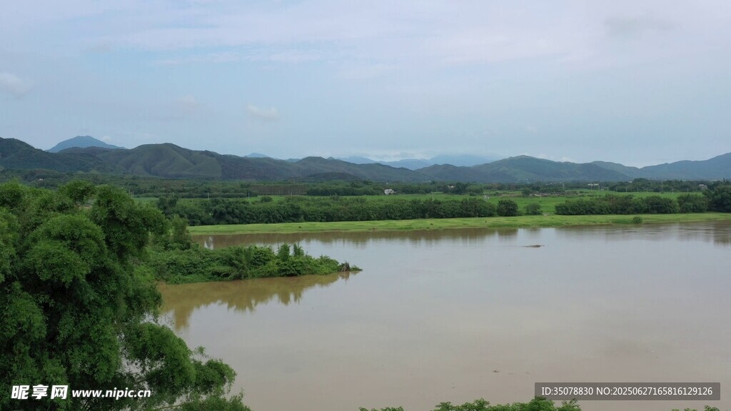 湖畔青山綠水美景