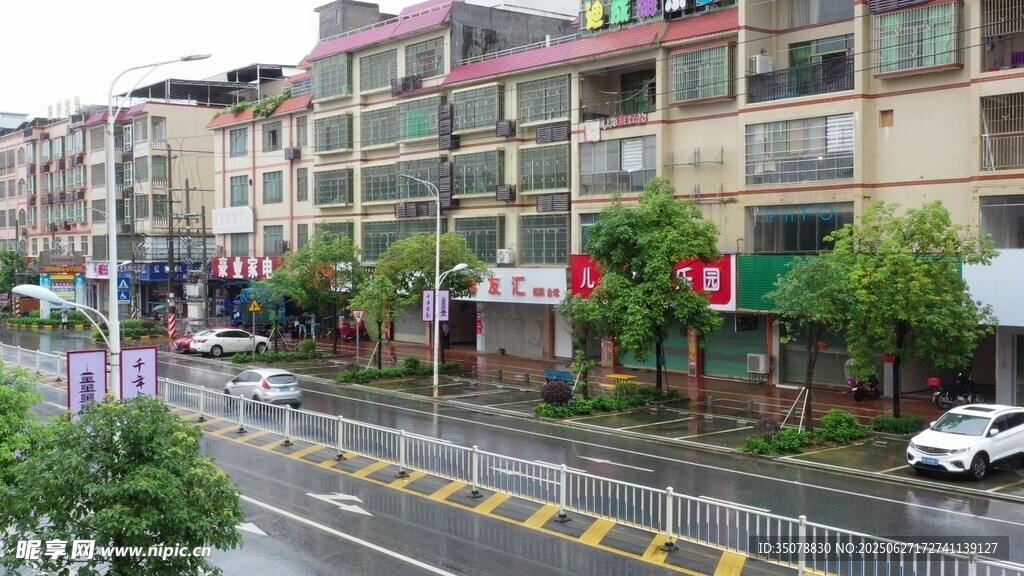 城市街道旁的多層居民樓
