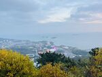 山頂俯瞰城市與海景風光
