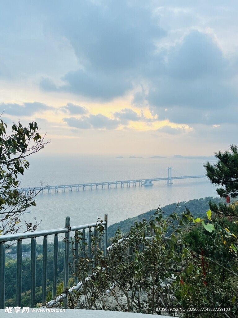 海邊黃昏下的跨海大橋美景