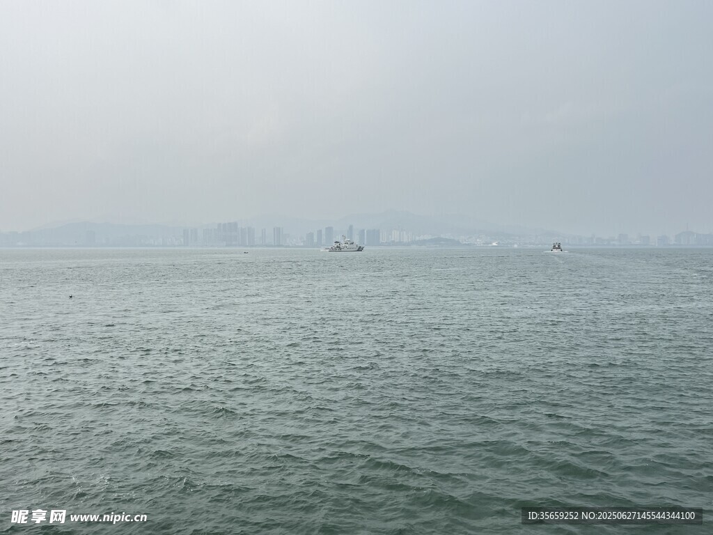 海面遠景 船只隱現