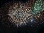 夜空中絢爛綻放的煙花