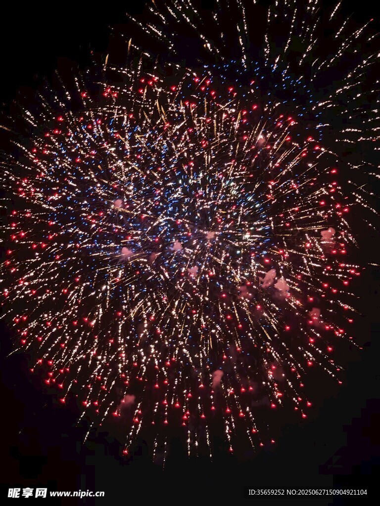 夜空中絢爛的煙花綻放