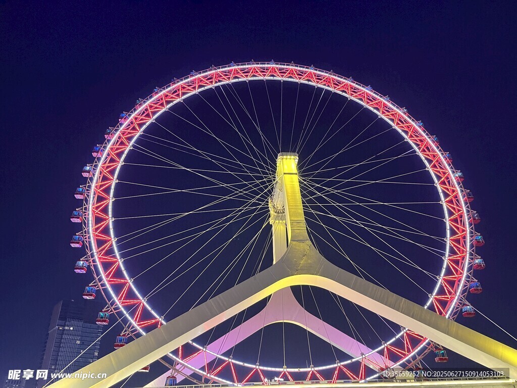 璀璨夜景中的絢麗摩天輪