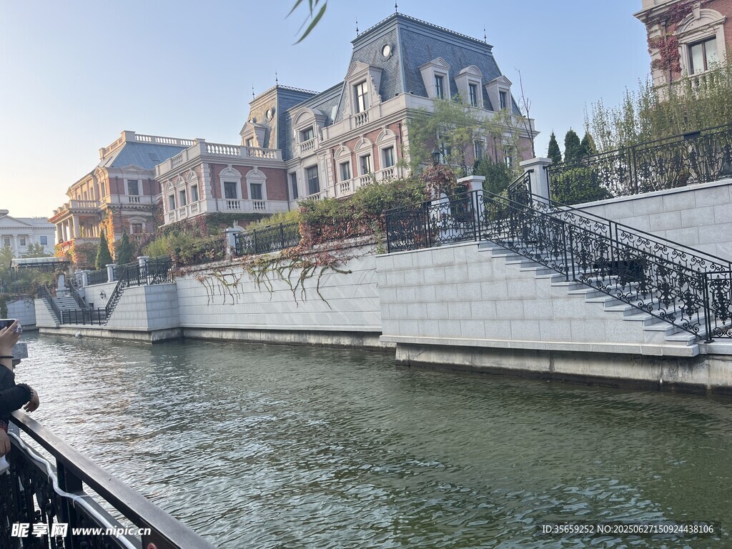 河畔歐式建筑景觀