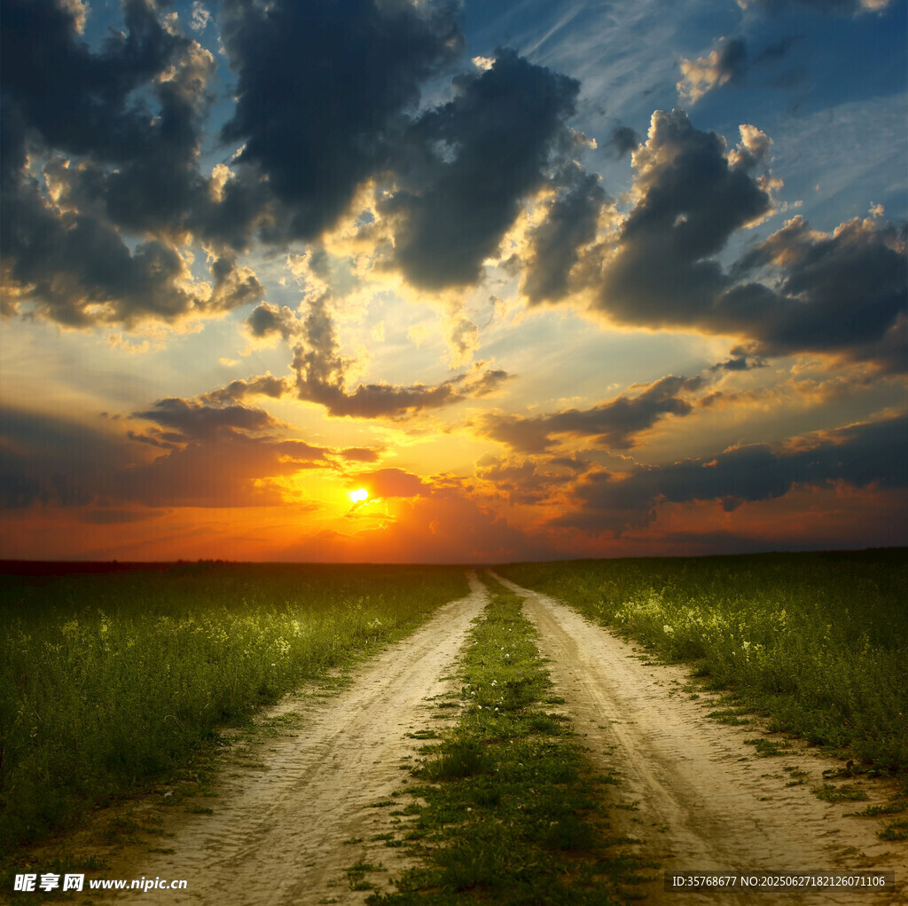 夕陽下的鄉間小路
