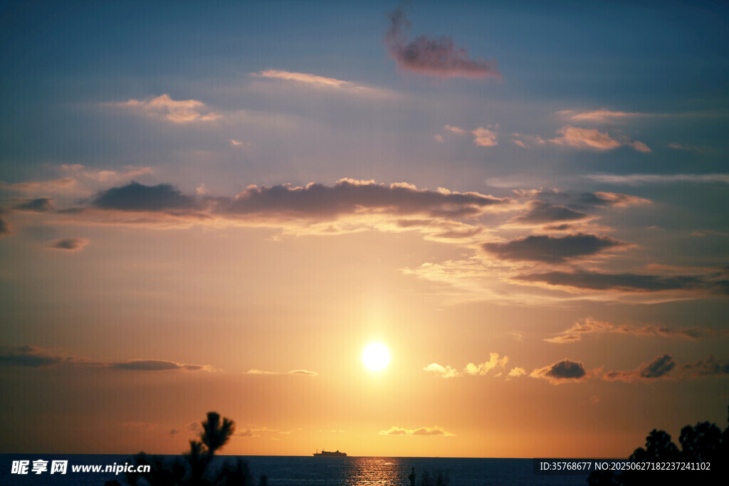 夕陽下的海邊剪影
